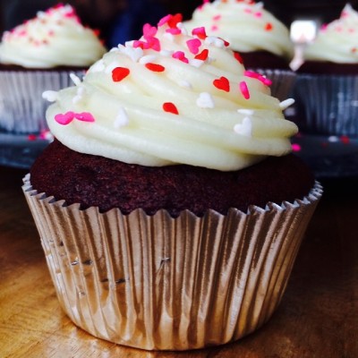 Red Velvet cupcake met Cream cheese frosting! Dit was echt heerlijk en heel feestelijk voor Sam haar partijtje! En stiekem ook een beetje voor Valentijnsdag. ❤️ recept is van @laurasbakery. Recept komt morgen online, zodat je iedere dag je Valentijn kan verassen... #valentinesday #valentijn #redvelvetcupcakes #laurasbakery #cupcake #creamcheesefrosting #foodblog
